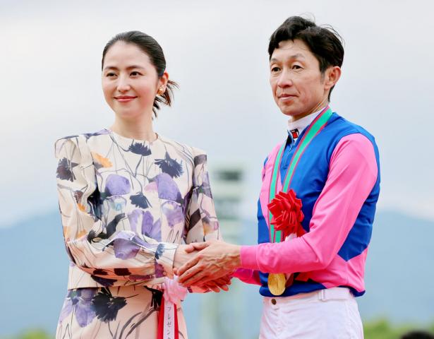 【宝塚記念】長澤まさみがプレゼンターとして新装阪神に初登場「阪神競馬場での素敵な思い出がまた一つ増えました」