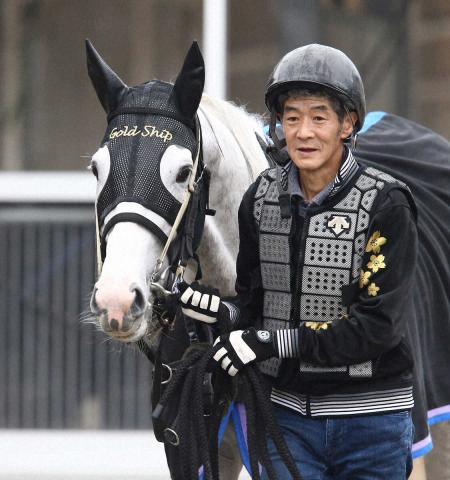 今浪厩務員ゴールドシップの血継ぐ馬に思いはせ稽古に励む