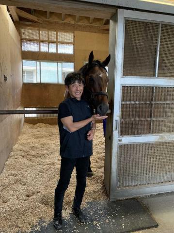 さきたま杯V一夜明け　7歳馬シャマルは馬房でリラックス　岡本助手「勝たなければ、と思っていました」