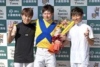 引退セレモニーで同期の高倉稜騎手（左）、川須栄彦騎手（右）から花束を受け取った水口優也騎手。（カメラ・水納　愛美）