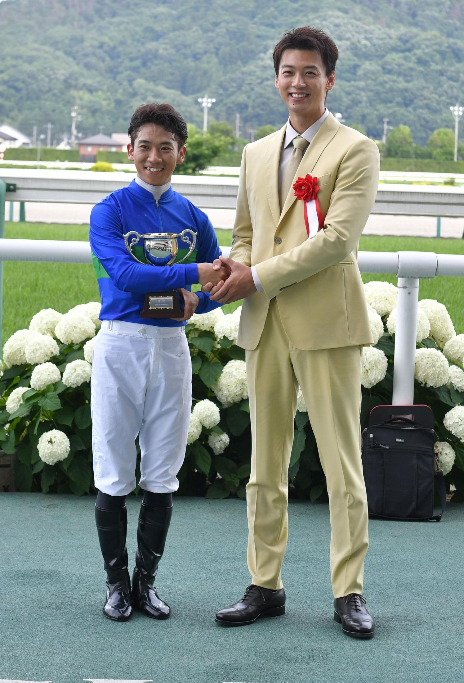 「生・竹内涼真　イケメンすぎた」福島競馬初登場にＳＮＳも沸く「顔小さくてスラッと長身で」