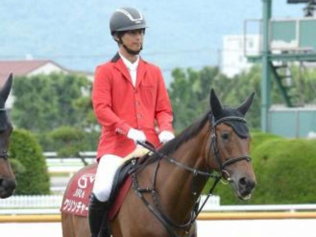 函館で誘導馬として第二の馬生を過ごすクリンチャー　子供たちの指示を素直に聞く最高の先生