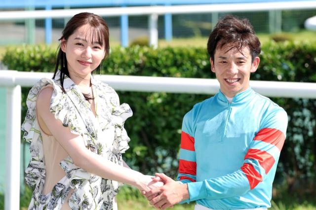 桜井日奈子が北九州記念のプレゼンターで登場　「迫力に圧倒されました」