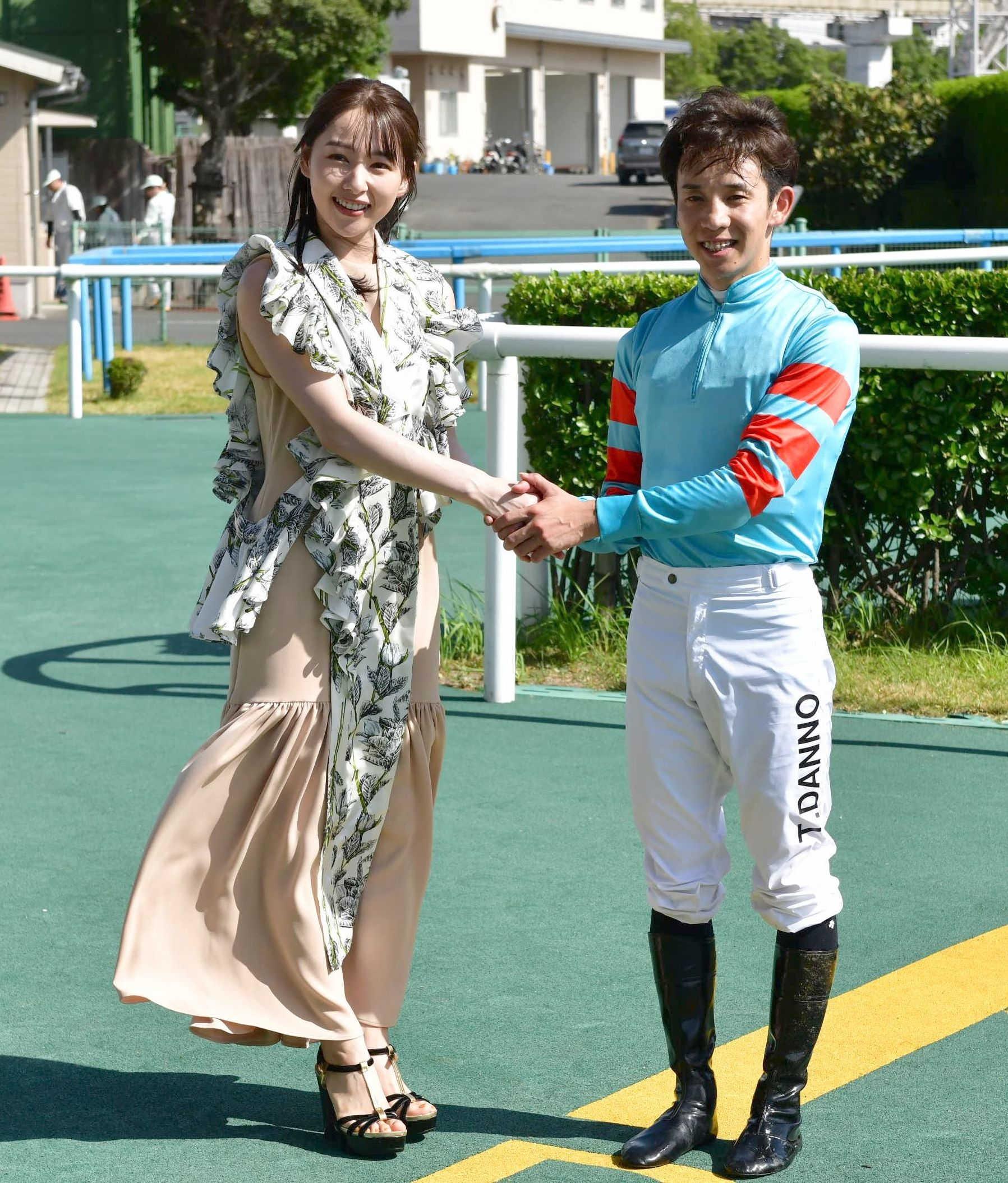 【北九州記念】“岡山の奇跡”　桜井日奈子が表彰式プレゼンターとして登場　的中ならず苦笑い「惜しかったですね」