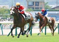 デビューVを飾ったルージュボヤージュ（左）（カメラ・荒牧　徹）