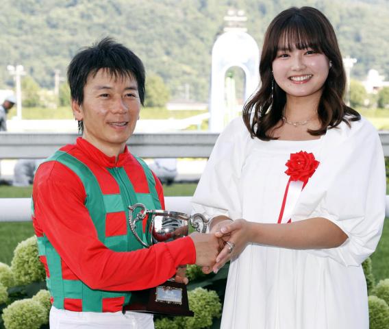 福島県出身の女優・箭内夢菜が七夕賞のプレゼンターで登場「間近で見る競走馬の力強い走りは本当に圧巻」