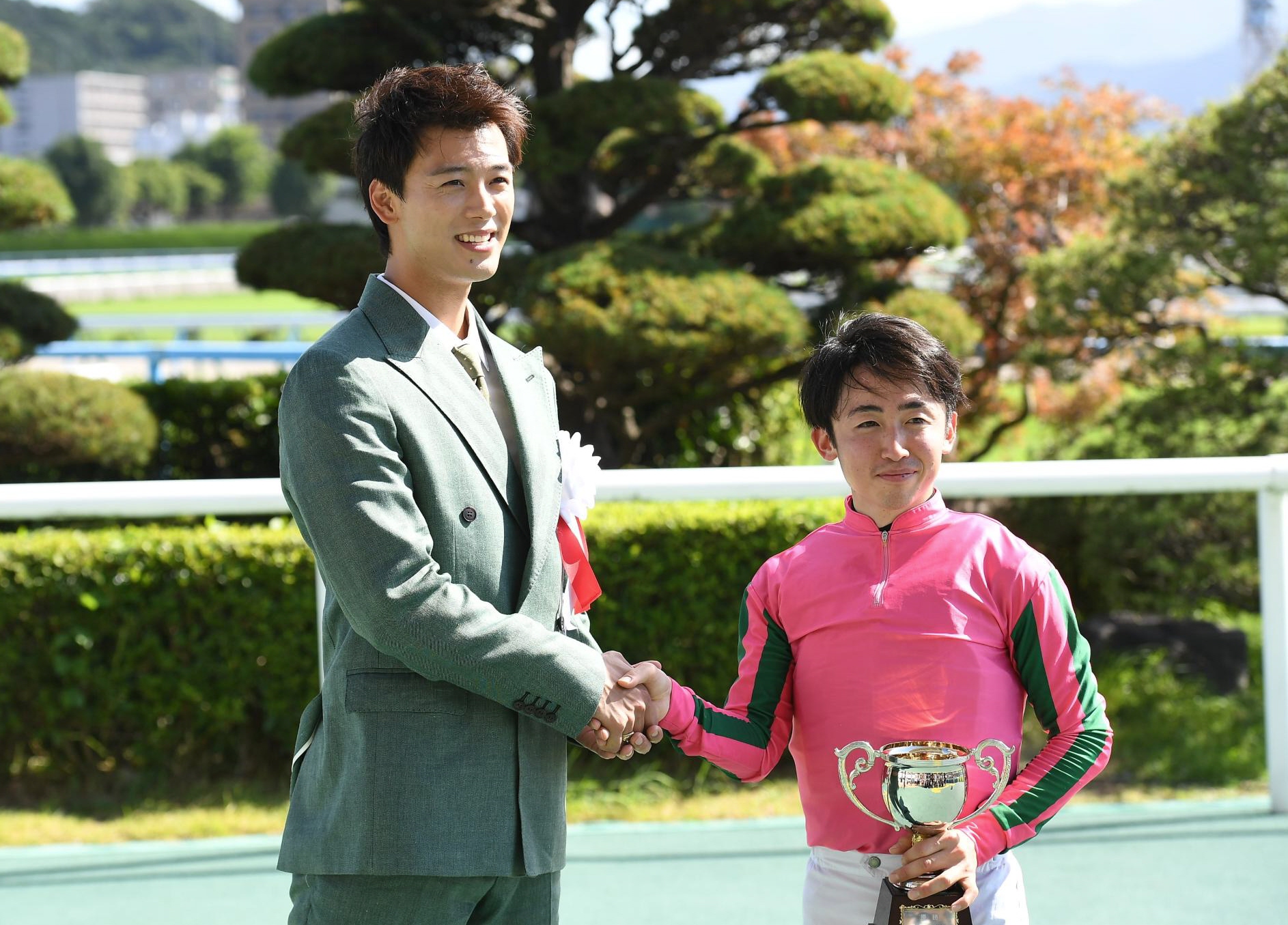 竹内涼真が７年ぶりに小倉競馬場に降臨！　出番前には一般人に紛れて散歩も明かす