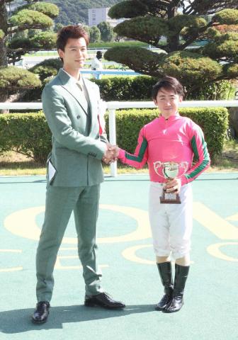 【小倉記念】竹内涼真が表彰式プレゼンター　ファンと一丸で応援「活気が満ちあふれてた」