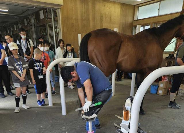 子供たちが丹内ら6騎手と“夢体験”　函館競馬場わくわく親子見学ツアーに35人の親子が参加