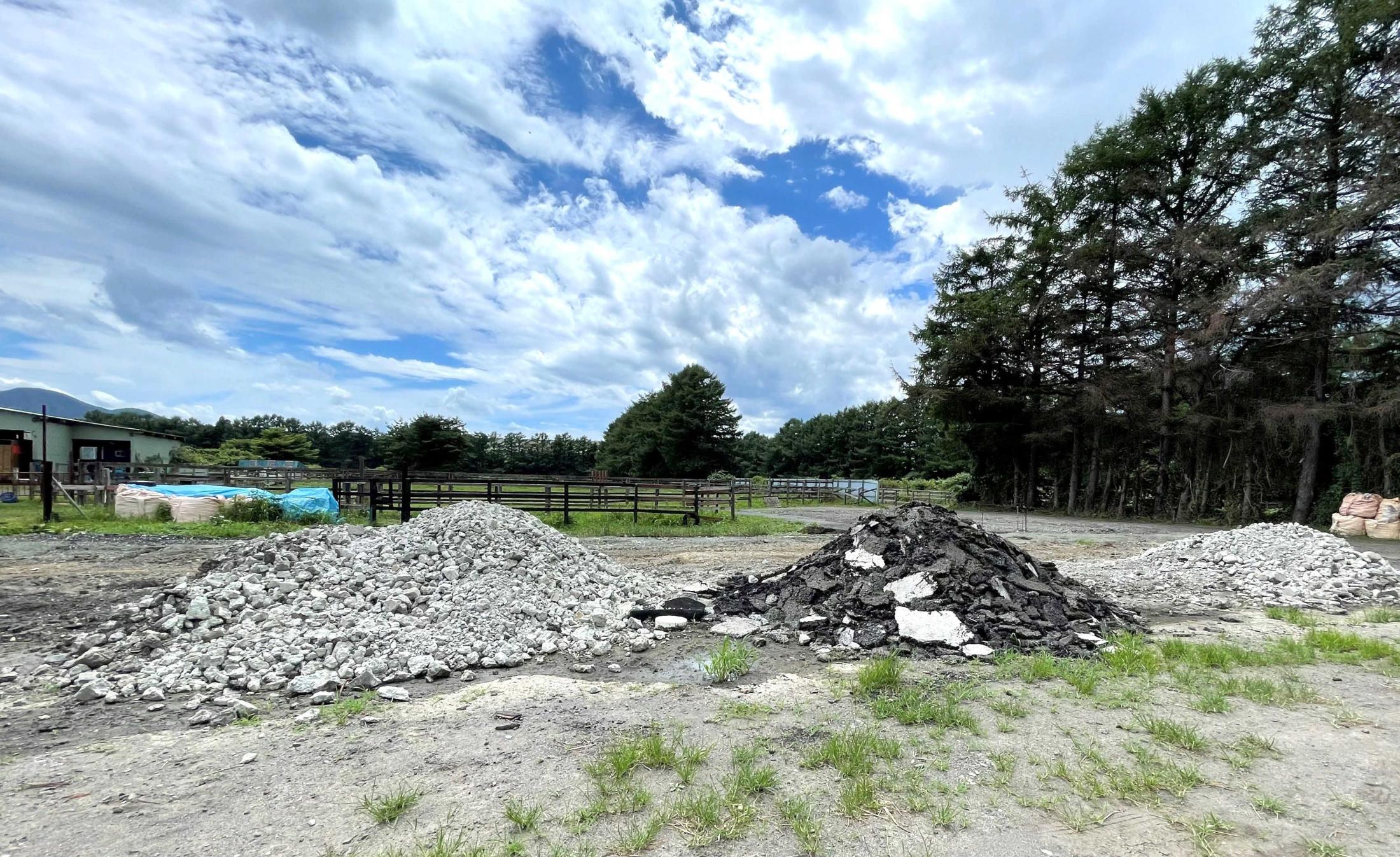 火災で全焼　牧場再建を託されたハヤテノフクノスケ　青森・ワールドファームに全国のファンから支援物資届けられる