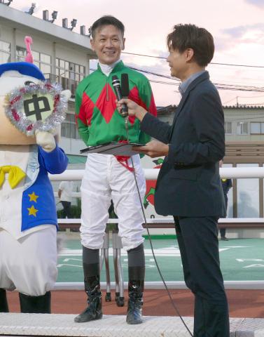 兵庫競馬で調教師に転身した田中学元騎手　引退セレモニーで大声援受けて「ファンの皆さんに感謝です」