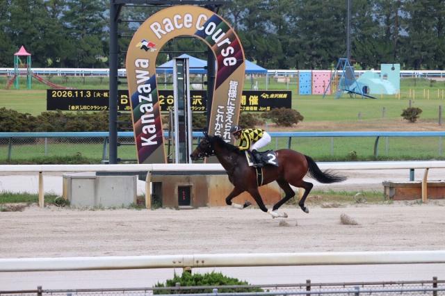 金沢競馬で初めて開催された「馬トク報知杯」はカミチャが4馬身差圧勝　浦和、園田に続く3場目の冠レース