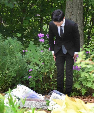 急死3冠牝馬リバティアイランド墓碑に献花…川田将雅騎手「一番特別ですから」