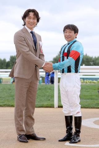 【札幌記念】佐々木蔵之介が表彰式プレゼンター「ゴール前の盛り上がりは胸が高鳴りました」