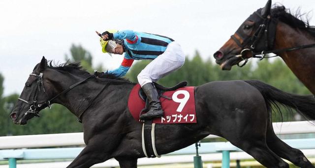 【札幌記念】10番人気トップナイフ重賞初V　横山典弘、武史が史上初父子ジョッキー同日重賞制覇