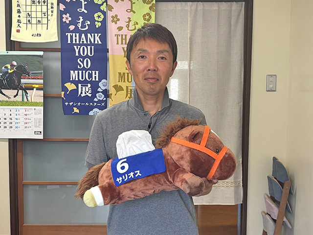 “バズ写真”の当事者に直撃！ 森一誠調教師に「サリオスのボックスティッシュカバー」をプレゼントしてみた