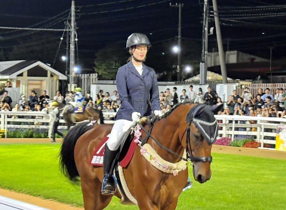 藤田菜七子元騎手が約１０カ月ぶりに馬上の姿を披露　門別の重賞ブリーダーズＧＣで誘導馬に騎乗