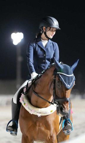 元JRA騎手の藤田菜七子さんが門別来場　黄色のノースリーブでトークショー参加　誘導馬騎乗も