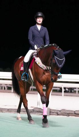 藤田菜七子さん　引退から10カ月ぶり騎乗姿披露　「楽しく乗ることができた」　門別競馬で誘導馬に