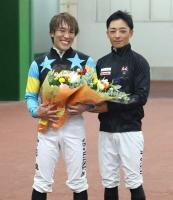 ＜中京競馬　7R3歳1勝クラス＞このレースで引退する和田翼は、川田（右）から花束を受け取り記念撮影する（撮影・椎名　航）