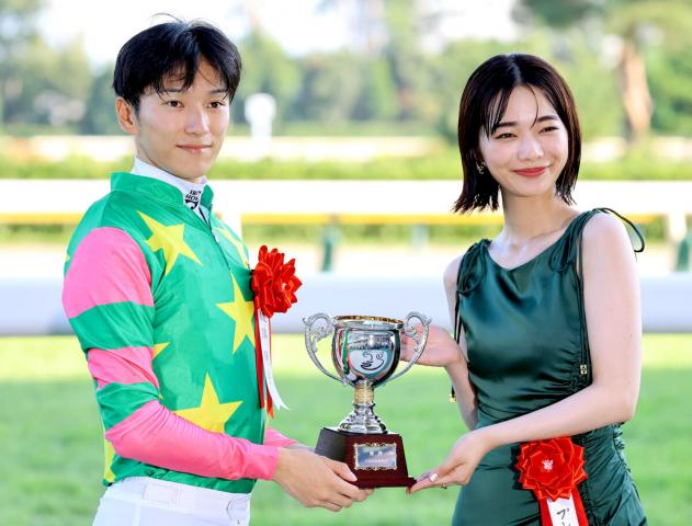 【新潟記念】見上愛が約2年ぶりの新潟競馬場でプレゼンター　「シランケドの今後の活躍が楽しみ」