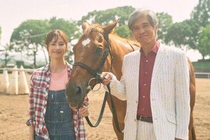 TBS日曜劇場「ザ・ロイヤルファミリー」出演の佐藤浩市と松本若菜が28日の中山競馬場に登場