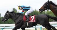 ＜札幌記念＞トップナイフでレースを制し、ポーズを決める横山典
