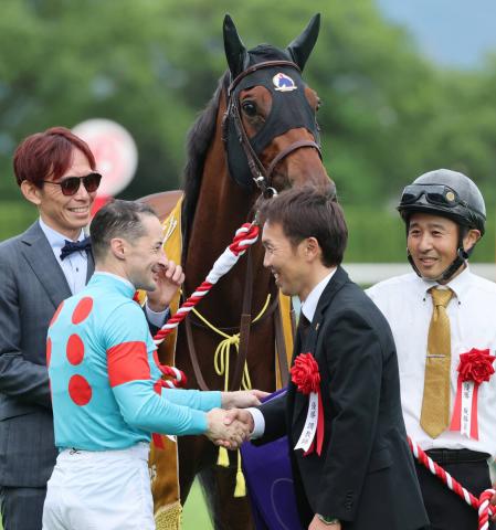 【秋華賞】桜の女王エンブロイダリーが2冠達成　森一調教師「3歳牝馬のチャンピオンになった」