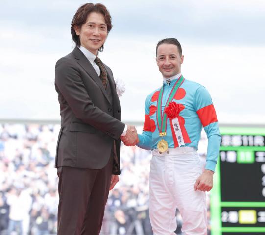 俳優の佐々木蔵之介が表彰式に登場　「大変光栄」「感動しています」