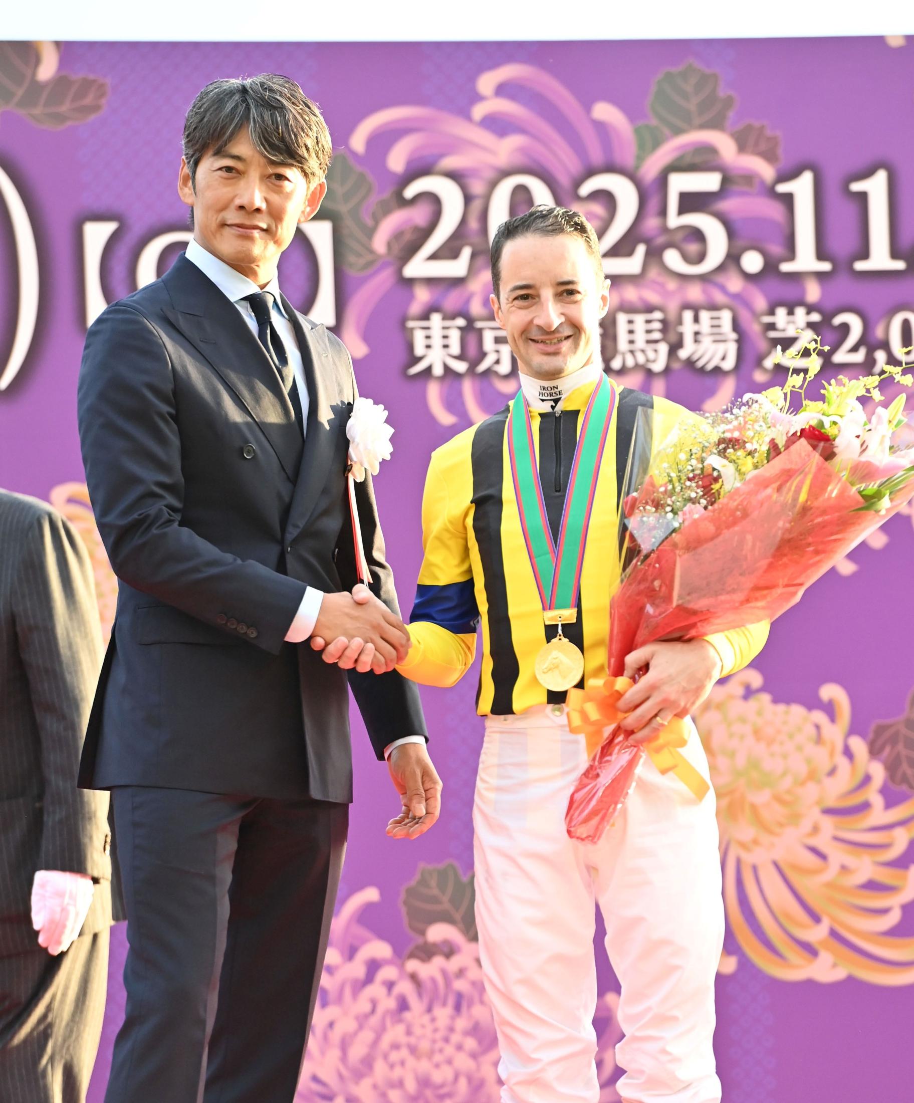 反町隆史の意外な交友関係　Ｇ１常連騎手と「ゴルフや釣りに行ったり」　プライベートで社台ＳＳにも来場