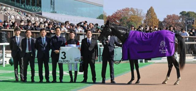 「ロイヤルファミリーの新馬戦かよ!」「実況で『今日2勝目をあげました』は草」とネット沸く　5・9億円馬エムズビギン初勝利