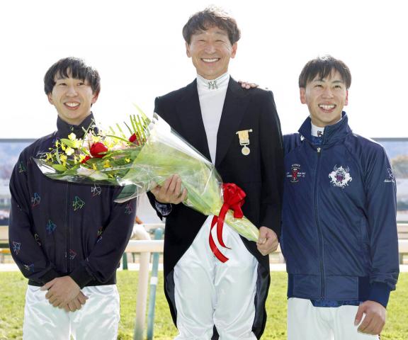 横山典弘騎手が黄綬褒章受章記念セレモニーに出席　「競馬界の代表としていただいたと思っています」