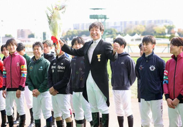 横山典弘騎手「胸にかけられると凄い重さを感じました」黄綬褒章受章セレモニーで笑顔