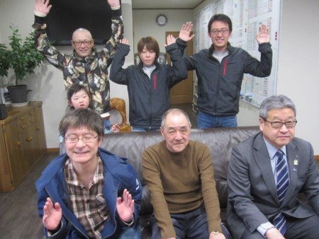 遠藤平取副町長(前列右)らから祝福を受ける坂東さん(前列中央) 写真提供：日高報知新聞社
