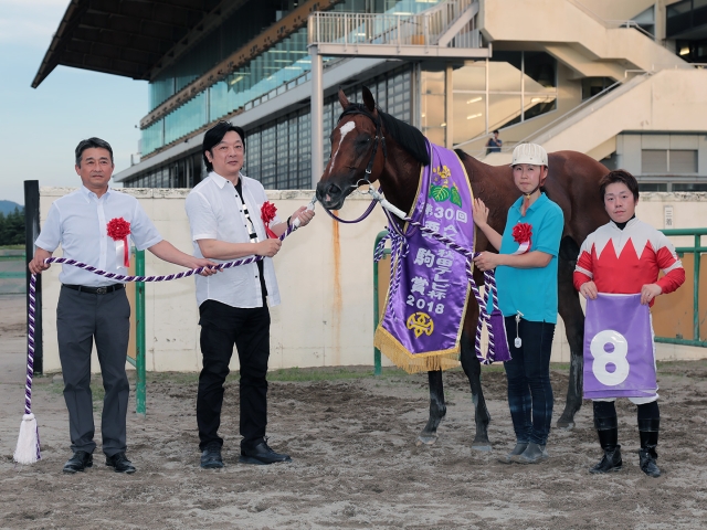 山本聡哉騎手騎乗の1番人気ラブバレットが3連覇達成(写真提供：岩手県競馬組合)