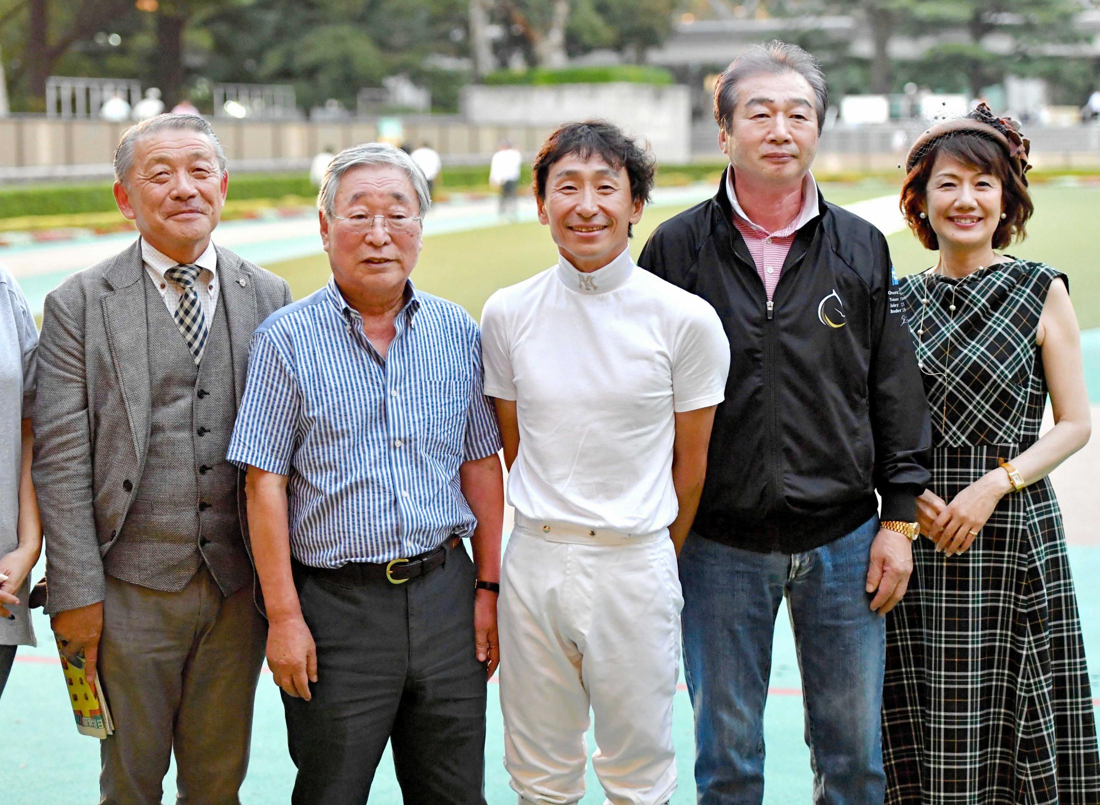 トークショーの後、記念撮影する（左から）岩崎氏、奥平元調教師、横山典、小島厩務員、鈴木淑子（撮影・西岡正）
