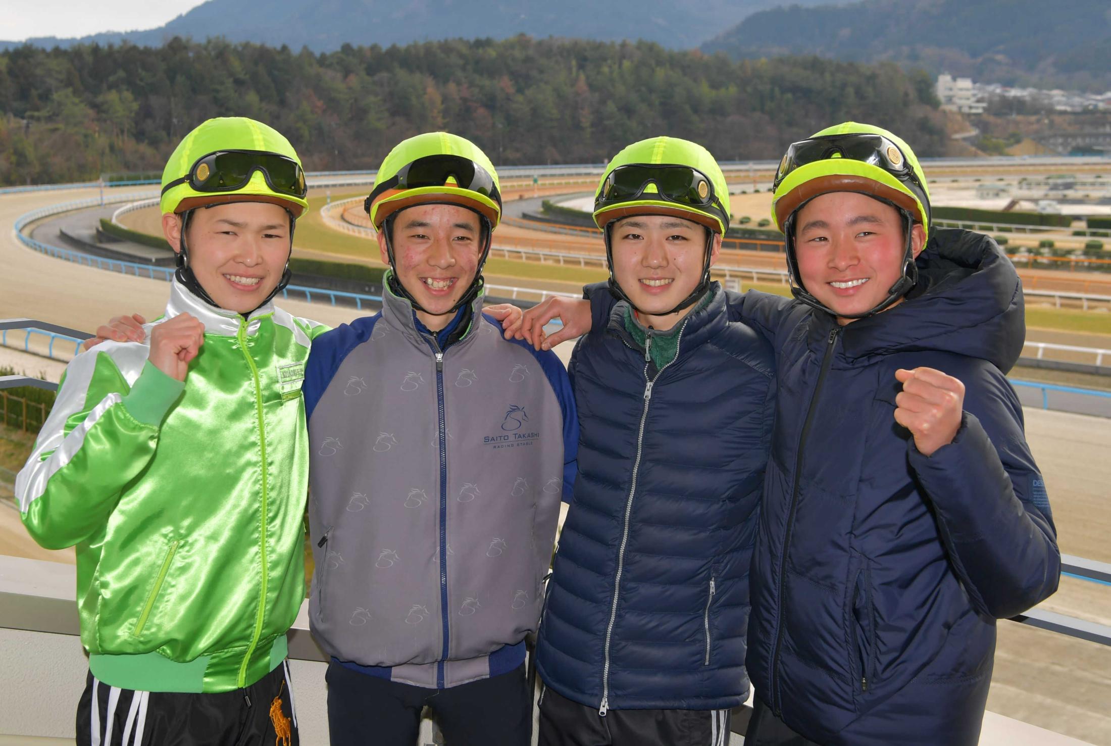 　デビューに向け意気込む（左から）亀田、団野、斎藤、岩田望　