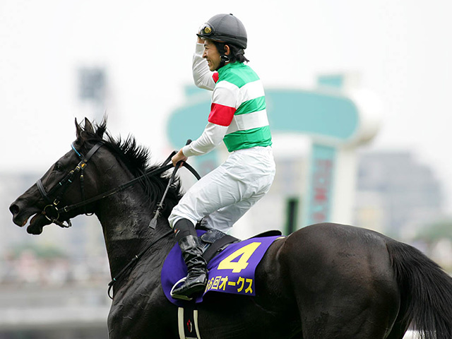 競走馬として、繁殖馬として多大なる功績を残したシーザリオ(写真は2005年オークス出走時、撮影：下野雄規)