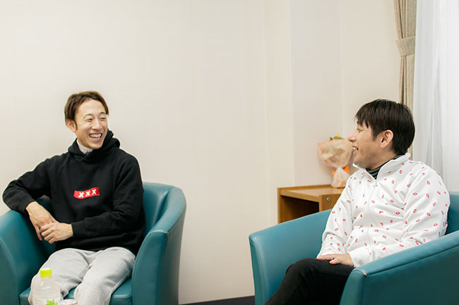 netkeibaのコラム『with佑』(昨年1月掲載)で対談する四位師と藤岡佑騎手