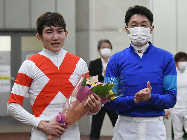三津谷騎手(左)の劇的な勝利に“レジェンド”武豊騎手も拍手