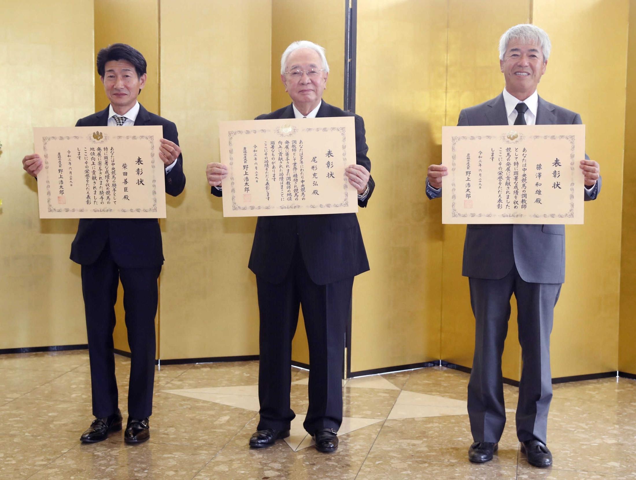 　記念撮影に納まる（右から）藤沢和雄調教師、尾形充弘元調教師、柴田善臣騎手