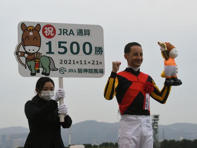 5年連続5度目のリーディングジョッキーとなったC.ルメール騎手(写真は2021年1500勝達成時、(c)netkeiba.com)