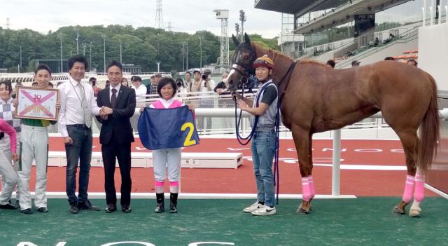 園田競馬の新人女性ジョッキー・塩津璃菜騎手が初勝利「佐々木(世麗)さんみたいにたくさん騎乗できて勝てるように」