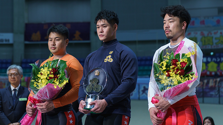 2025年の親王牌を制した嘉永泰斗(中)(写真提供:チャリ・ロト)