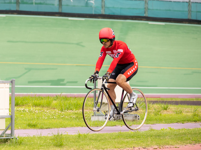 編集部にある自転車に乗っている写真