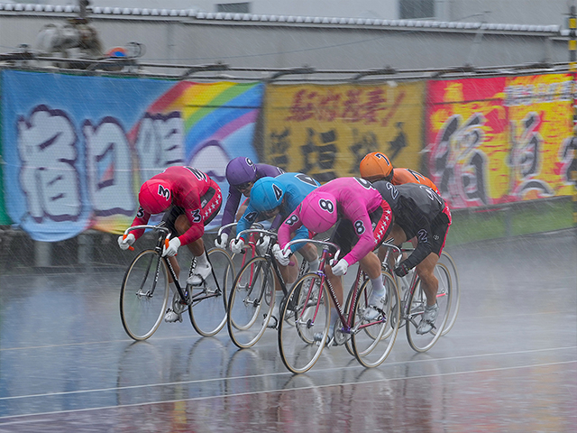 雨が降り始めた8R