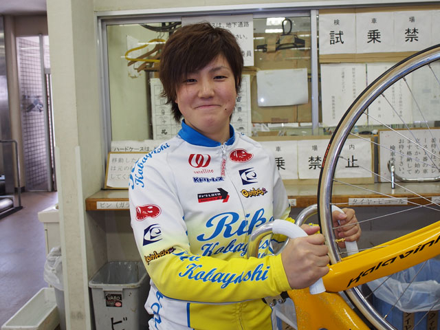本物 直筆 サイン入り Tシャツ 小林莉子 競輪 スポーツ選手 競輪】初代GP女王の小林莉子が白星スタート 大会初代女王