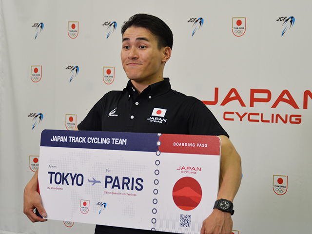 パリ五輪行きのチケットを手にする太田海也